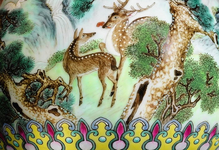 Imperial Chinese vase decorated with deer, cranes and pine trees