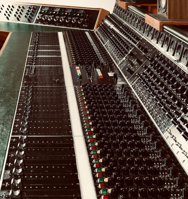 The huge Helios recording console features countless effects and settings, which attracted sonic pioneers such as Jimmy Page