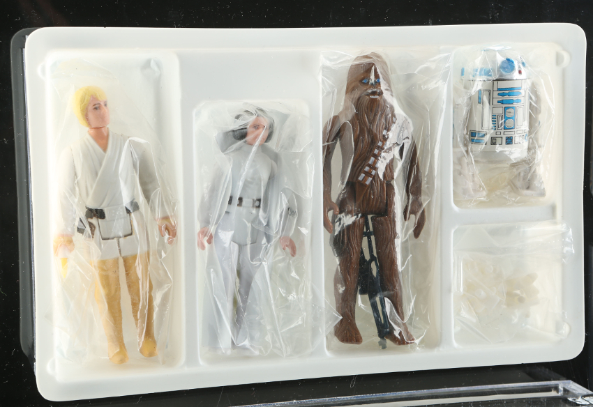 The Star Wars 'early bird' set included The early bird sets contained Luke Skywalker, Princess Leia, Chewbacca and R2-D2