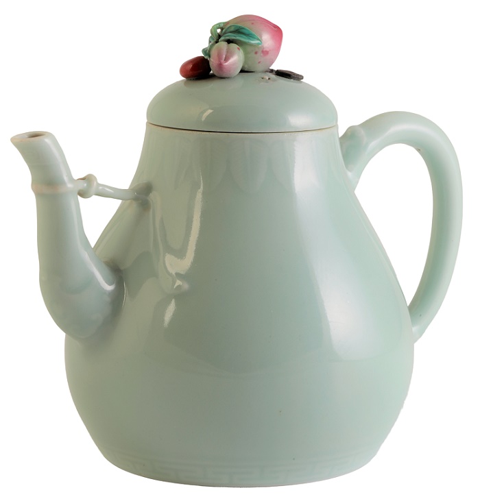 The Celadon glaze pear-shaped Qianlong teapot, sold at Duke's in Dorset for £1 million (Image: Duke's)