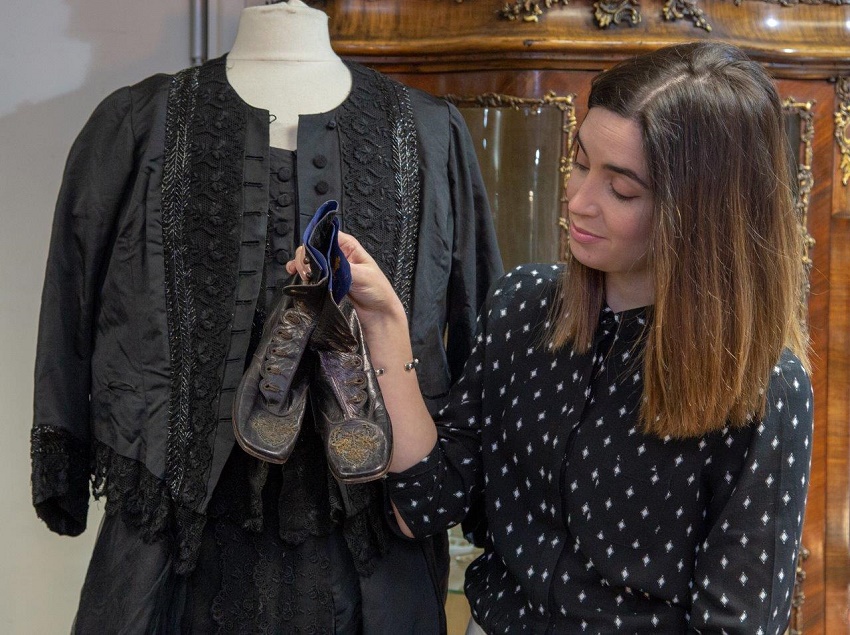 Hanson's expert Emma Carberry pictured with Queen Victoria's black mourning outfit and ankle boots (Image: Hanson's)