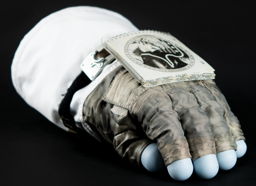 https://news.justcollecting.com/wp-content/uploads/2023/03/cernan-apollo-17-cuff-2.jpg