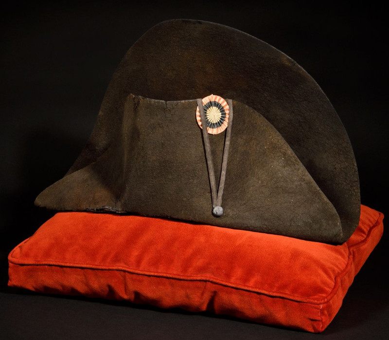 A hat worn by Napoleon Bonaparte has been sold for a record price.