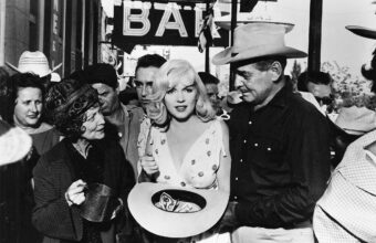 Marilyn Monroe with Clark Gable and other cast members of The Misfits.