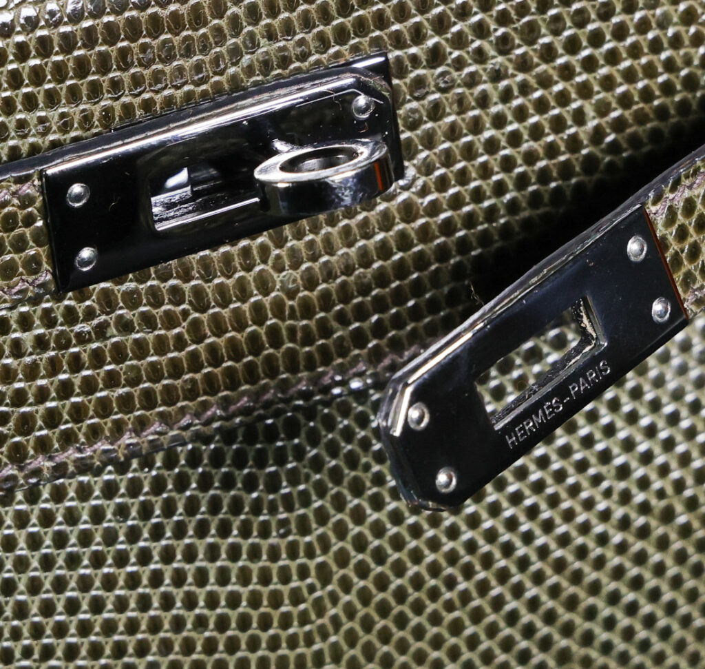 Hermès Kelly Pochette handbag in green Varanus Niloticus lizard skin. Detail of clasp.