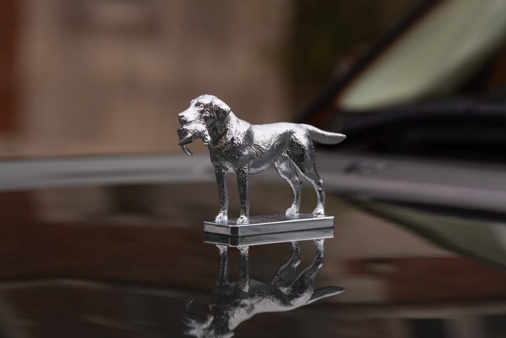 Queen's Range Rover silver labrador ornament. 