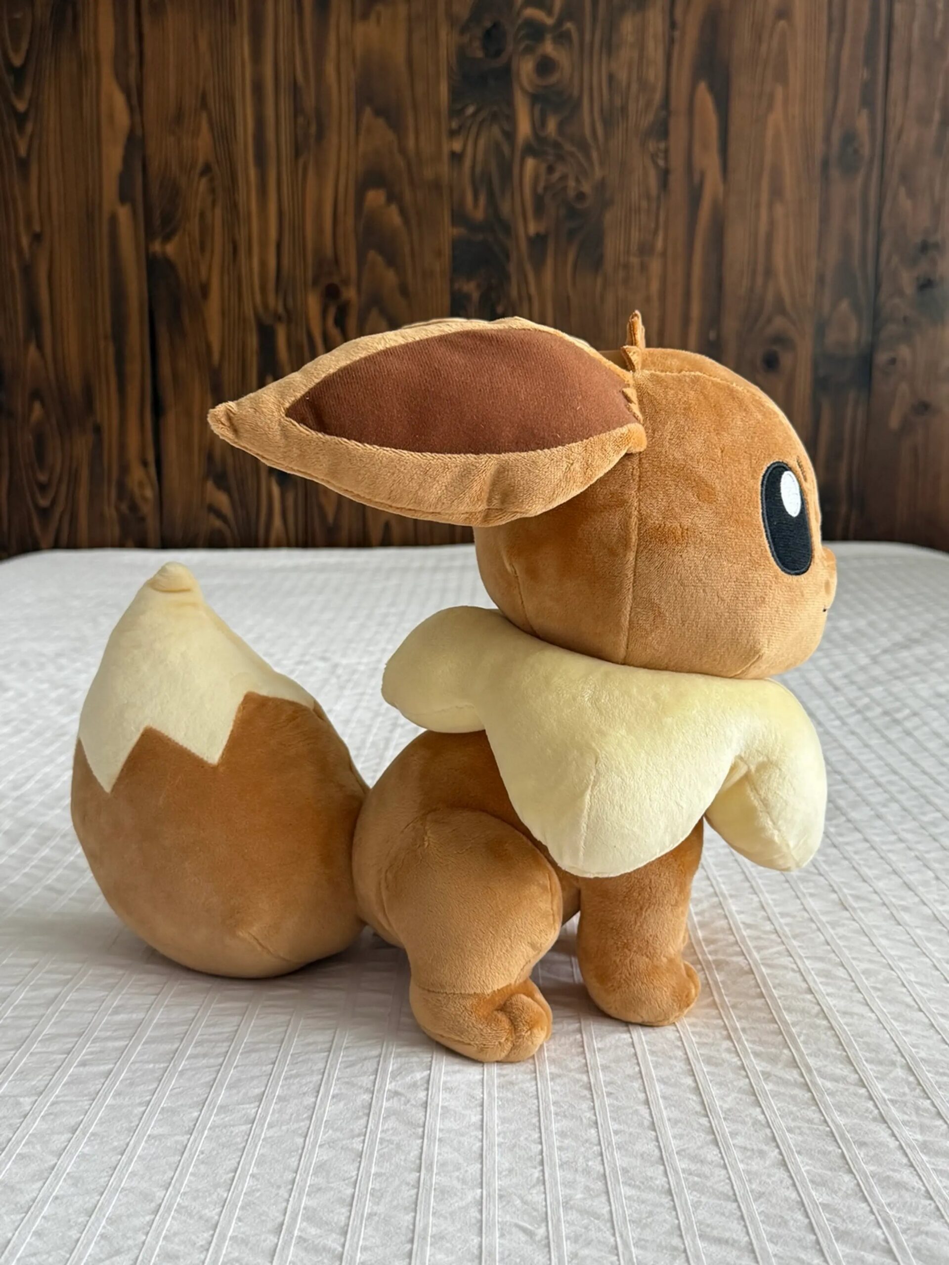 Oversized Banpresto Eevee promotional lottery plush figure from 2012