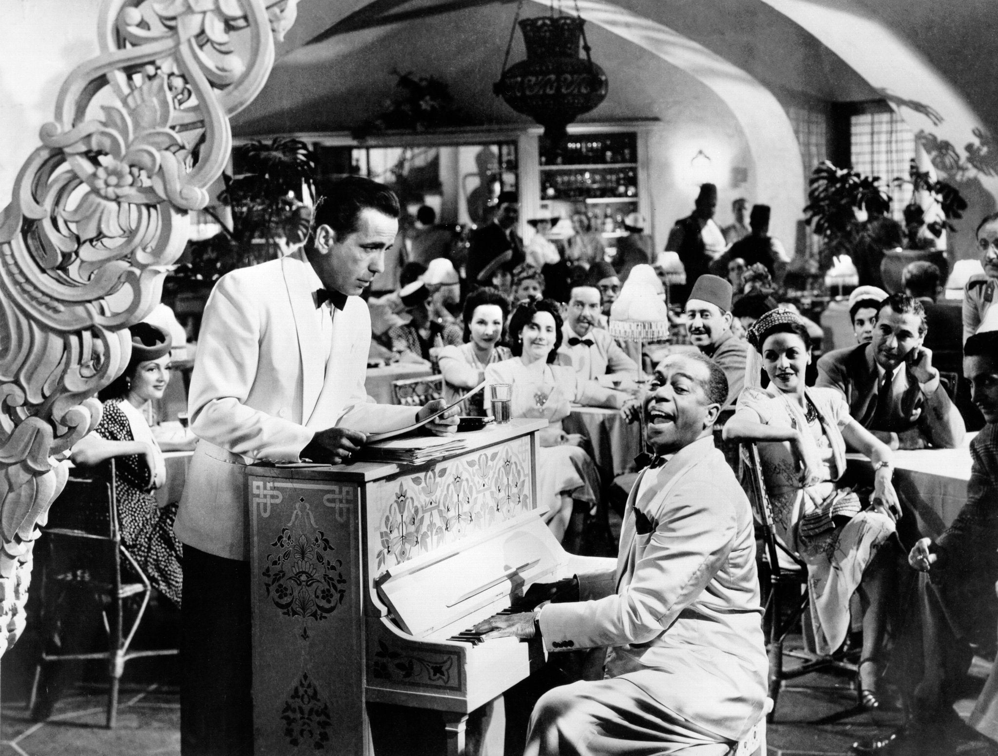 Scene from Casablanca where a man plays the piano